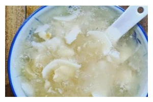 健康美味的银耳百合小米粥（营养丰富，滋补养生，简单易做的家常粥）