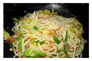 美味健康——杂蔬炒面的做法（如何用简单的材料制作出美味的杂蔬炒面？）