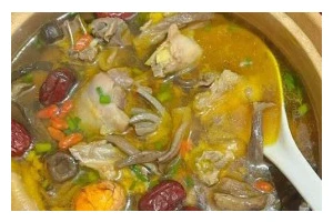 香菇炖老母鸡的家常做法（健康美味，营养丰富的佳肴）