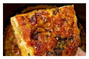 如何制作美味的香辣馍片（用简单步骤打造香酥可口的小零食）