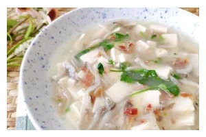 尝鲜美食——松茸银鱼羹（教你轻松做出香浓味美的松茸银鱼羹）