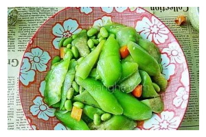 丝瓜烧毛豆，清爽美味的夏日佳肴（以丝瓜为主材，融合毛豆的清甜，开启味蕾盛宴）