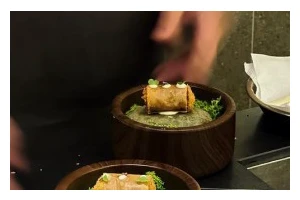 品尝松露溏心水煮蛋的美味（用鲜美松露调制的蛋汁，口感细腻且营养丰富）