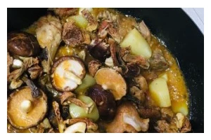 土豆海带松茸排骨炖，美味营养的家常菜（做法简单，营养丰富，滋味鲜美的土豆海带松茸排骨炖）