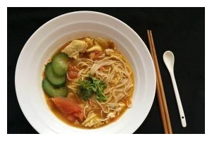 一份美味的西红柿鸡汤面（健康美食，让你吃得健康又美味）