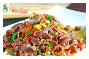 酸辣鸭杂的美味烹制（用鲜美鸭杂搭配酸辣口感，让你欲罢不能）