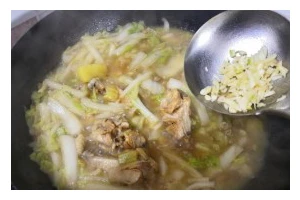 肉汤炖白菜的家常做法（妈妈的秘方，营养美味又简单）