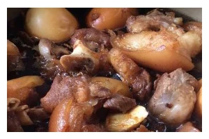 猪脚煲咸菜的美味做法（如何用猪脚和咸菜烹饪一道口感丰富、营养丰富的菜肴）
