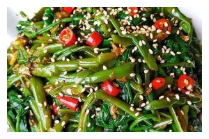 香气扑鼻的空心菜拌法（以香拌空心菜，味蕾大开！）