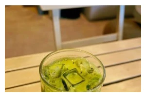 如何制作一杯香浓抹茶拿铁（热门饮品制作秘诀，香浓拿铁尝鲜）