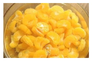 砂锅煲橘子罐头的制作方法（一份酸甜可口的自制健康零食）
