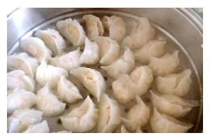 水晶马蹄饺，手工精制美味佳肴（清新爽口的美食享受，以马蹄为主材，制作出水晶般的美味佳肴）