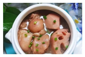 美味清热的猪蹄肉莲藕汤（家常营养汤，轻松做出好滋味）