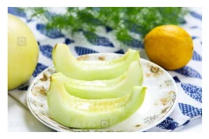 如何制作美味的水果香瓜盅（打造清爽美味的夏日甜品）
