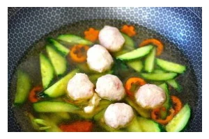 丸子黄瓜汤的做法（营养丰富，口感鲜美，让你爱不释手）