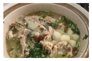 营养美味的鸭架萝卜汤（一道家常健康的汤菜）