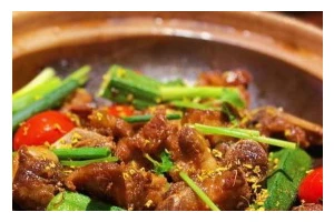 用啫啫排骨制作美味佳肴（啫啫排骨的制作方法和烹饪技巧）