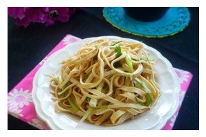 美味又营养的小葱拌豆皮做法（让你一次吃上口感细腻的豆皮，小葱鲜香味浓郁）