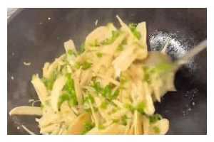 小炒青椒藕片的做法（清香爽口，家常美食）