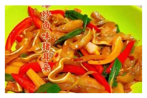 简单易学的蒜香云耳做法（以云耳为主角，打造美味健康的家常菜）