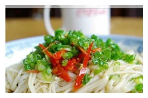油泼金针菇，健康又美味（学会这道菜，让你的餐桌更加丰富多彩）