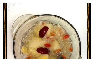 雪梨银耳百合羹的制作方法（清润滋阴，营养美味，家庭自制的保健佳品）