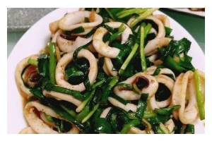 家常美食——鱿鱼丝炒韭菜（用好食材，做一道简单又美味的家常菜）