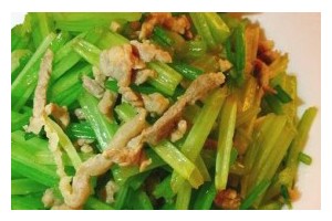香芹炒肉片的做法（健康美味，简单易学）