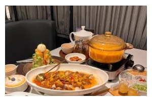 用鱿鱼干和菜心粒打造美味粥（尝鲜一口，滋味无穷；健康易制，让生活更美好）