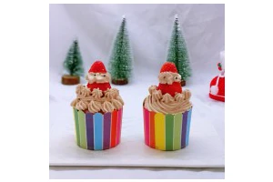 圣诞老人可可草莓杯子蛋糕