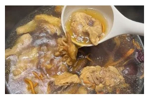 鲜辣杂菇焖饭的做法（一口香辣味的家常美食，）