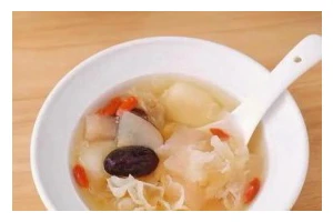 清润甜香，银耳荸荠雪梨花生露的家常制作方法（滋润清喉，健康美味的夏日饮品，提神解暑，开胃消食）