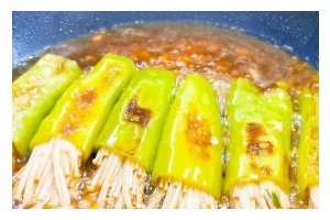 双椒金针菇，让味蕾重生（一道清爽美味的家常小炒菜）