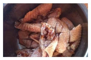 用无油方法烹制美味鸡翅（15个步骤教你做出口感嫩滑多汁的鸡翅）
