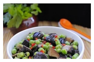 鲜香菇炒豌豆荚，美味健康一道素菜（以蘑菇的鲜味和豌豆荚的清爽，让你尝到绝妙的味觉体验）