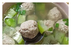 以丝瓜为主要原材料，为您带来新鲜美味的肉丸菜品（以丝瓜为主要原材料，为您带来新鲜美味的肉丸菜品）
