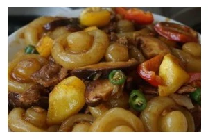 新颖美味的土豆料理——新桃烩土豆（健康美食，清香可口，享受舌尖盛宴）
