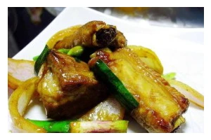 洋葱鲜菇烧排骨，口感鲜美。（古法烹制，营养丰富。）