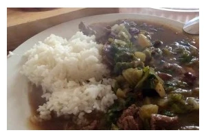 美味易做的沙茶羊肉炒空心菜（如何用羊肉和空心菜制作一道简单又美味的佳肴）