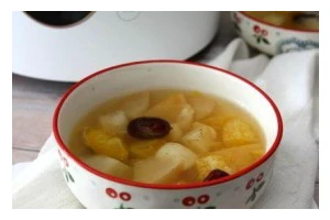 一杯清凉解渴的雪梨百合冰糖水（用鲜果熬制，营养丰富，口感甘甜）