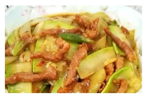 美味营养的以西葫芦肉片做法（轻松掌握，让你爱上烹饪）