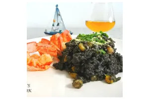 煎南美虾球配意式墨汁海鲜烩饭