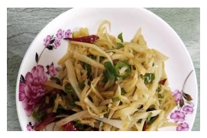 香辣萝卜丝的制作方法（一道简单易学的中式小菜，给你带来麻辣口感！）
