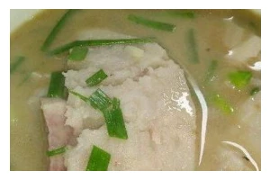 美味芋头猪手浓汤的制作秘诀（传统家常菜谱）