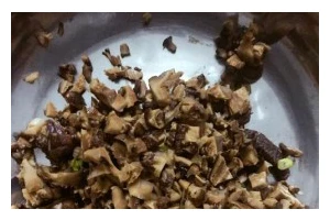 美味家常做法（用新鲜香菇和肉馅制作的口感丰富的佳肴）