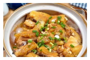学会制作美味的沙姜鸡煲（家庭必备的下饭菜，香气四溢的沙姜鸡煲）