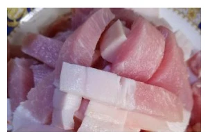 家常美食香辣红烧肉炖土豆（家庭美食好滋味，学会一招轻松搞定！）