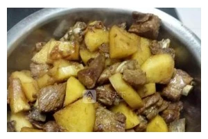 家常土豆炖排骨（营养美味，轻松烹制）