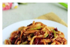 香煎鸡腿排炒面，美味又营养！（美食家必备的家常做法，让你饕餮美味不再难！）