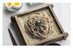 学会制作日式荞麦凉面（做出清爽爽口的夏日美食）